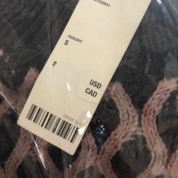 💋UO Diana Two-Tone Cable Knit Sweater - Picture 4 of 5